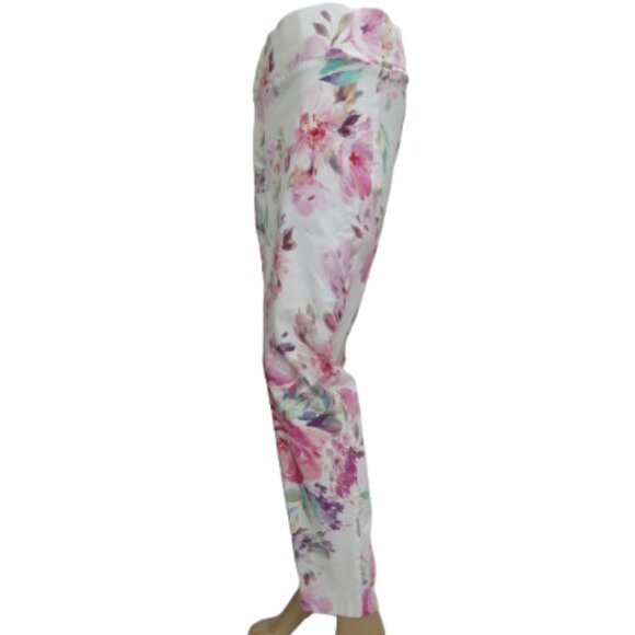 Laura Plus White Floral Capri Pants - Picture 3 of 5